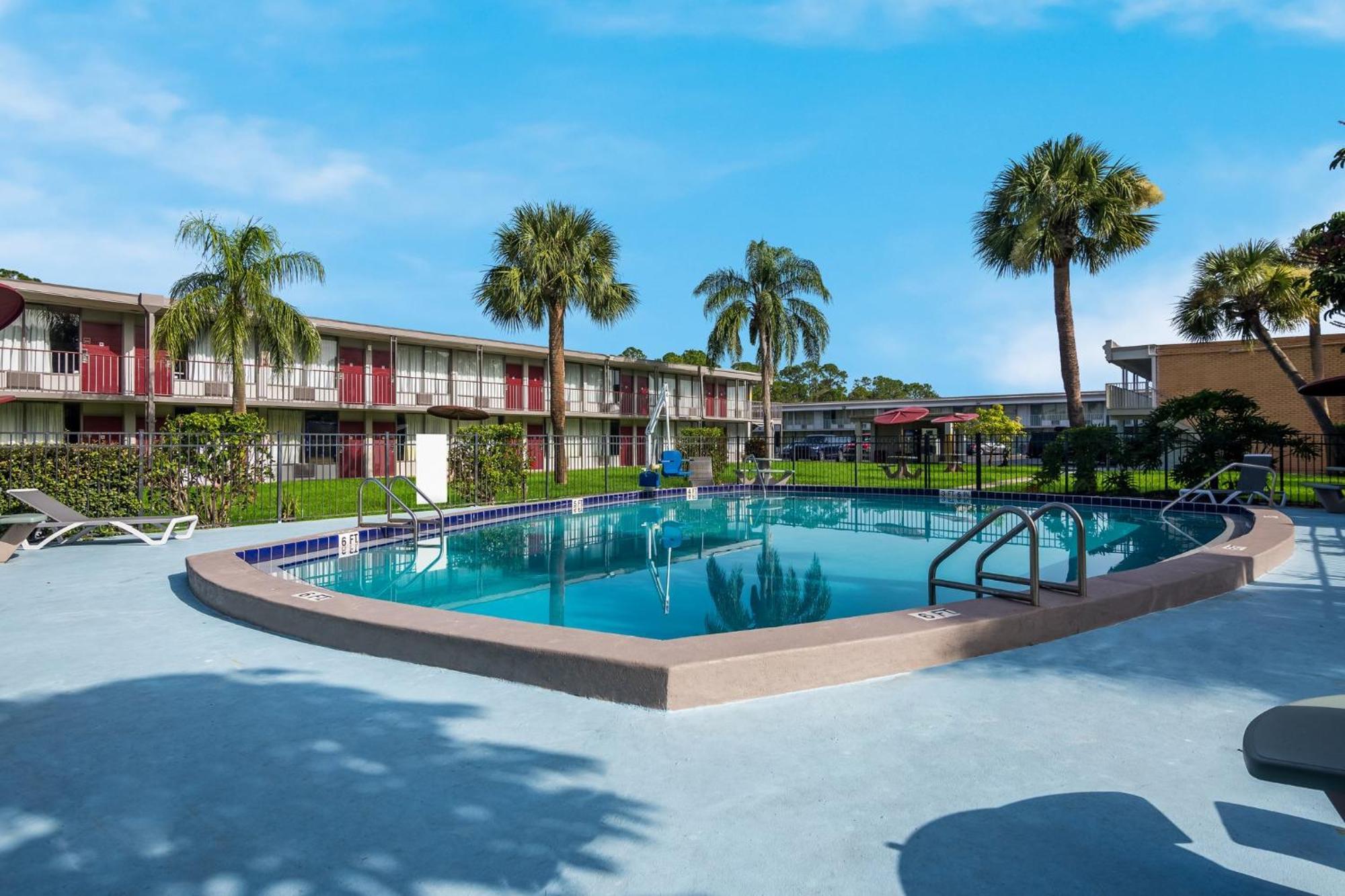 Red Roof Inn Vero Beach - I-95 Bagian luar foto
